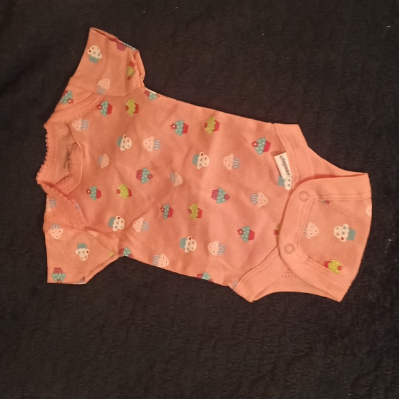 *MUST BUNDLE FOR $3 OFFER Baby girls NB Shortsleeve Pink  Onesie - Picture 1 of 3